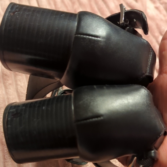 Michael Kors Black Sandals with Silver Logo - Picture 5 of 10